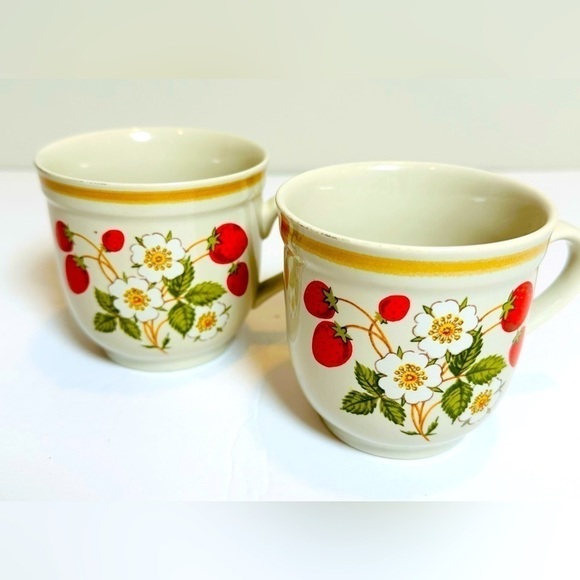 Sheffield Other - 🍓Vintage Set of 2 Sheffield Strawberries n’ Cream Mugs